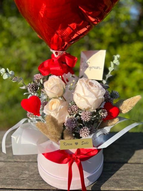 Red Love Kutuda Beyaz Gül Aranjman