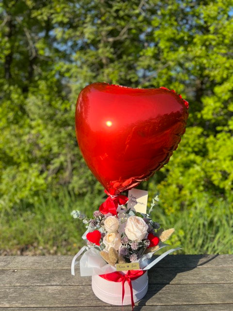 Red Love Kutuda Beyaz Gül Aranjman